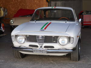 Image 10/28 de Alfa Romeo Giulia GT 1300 Junior (1970)