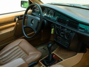 Imagen 30/50 de Mercedes-Benz 190 E (1987)