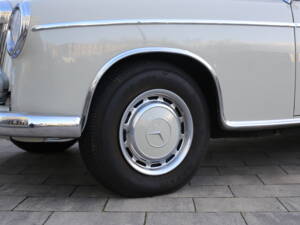 Image 4/41 of Mercedes-Benz 220 SE (1959)