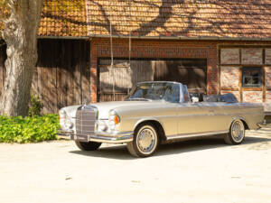 Bild 2/56 von Mercedes-Benz 280 SE (1968)