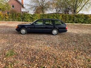 Image 8/149 of Mercedes-Benz 320 TE (1993)
