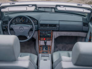 Image 17/31 of Mercedes-Benz 500 SL (1992)