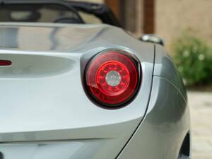 Bild 29/50 von Ferrari California T (2014)