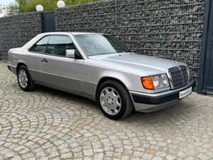 Imagen 62/100 de Mercedes-Benz 300 CE (1992)