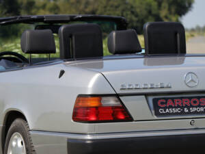 Image 12/39 de Mercedes-Benz 300 CE-24 (1992)