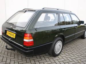Image 2/14 de Mercedes-Benz 230 TE (1986)