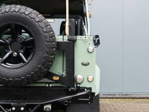 Image 26/41 of Land Rover 90 (1990)