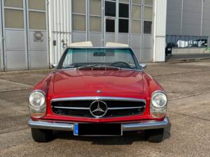 Image 4/54 de Mercedes-Benz 280 SL (1968)