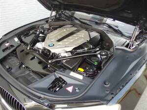 Bild 82/95 von BMW 750i (2009)