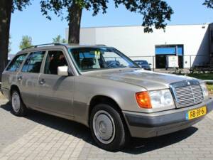 Afbeelding 2/7 van Mercedes-Benz 230 E (1992)