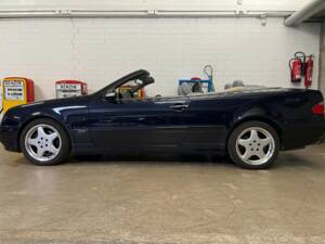Image 2/17 of Mercedes-Benz CLK 320 (2001)