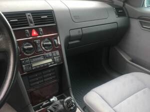 Image 11/12 de Mercedes-Benz C 200 (1997)