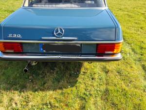 Image 9/13 of Mercedes-Benz 230&#x2F;4 (1974)