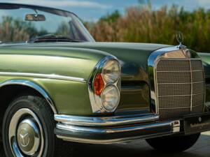 Image 21/50 of Mercedes-Benz 220 SE b (1964)