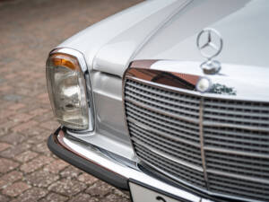 Image 3/63 of Mercedes-Benz 230&#x2F;6 (1974)