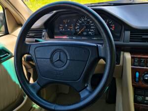 Image 18/46 of Mercedes-Benz E 420 (1994)