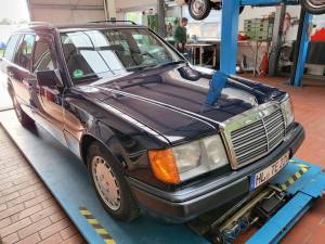 Image 23/47 of Mercedes-Benz 220 TE (1993)