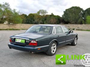 Image 6/10 of Jaguar XJ 8 4.0 Executive (2000)