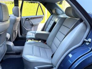 Image 19/24 of Mercedes-Benz 500 E (1993)