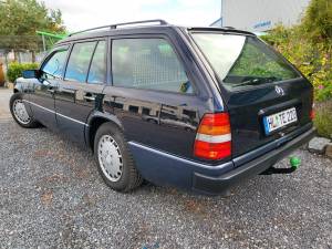 Image 17/47 of Mercedes-Benz 220 TE (1993)