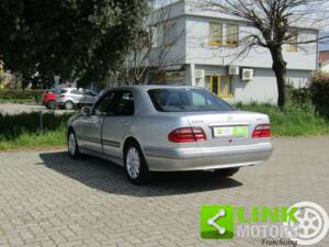 Image 4/10 of Mercedes-Benz E 270 CDI (2000)