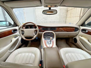 Image 14/22 de Jaguar XJ 8 4.0 Executive (1998)