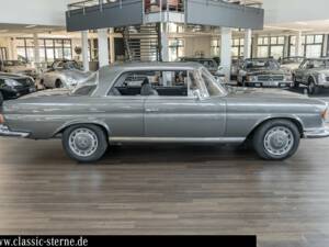 Image 6/15 de Mercedes-Benz 280 SE 3,5 (1970)