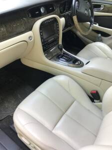 Image 22/25 of Jaguar XJ 8 3.5 (2004)