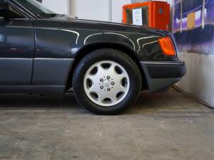 Image 39/42 de Mercedes-Benz 300 CE-24 (1993)