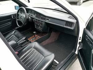 Image 11/16 of Mercedes-Benz 190 E (1984)