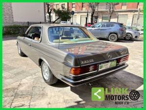 Image 4/10 of Mercedes-Benz 230 CE (1984)