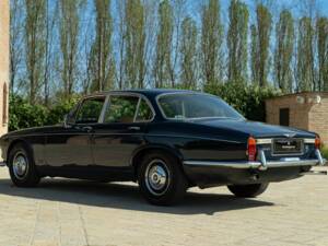 Image 6/50 de Jaguar XJ 6 4.2 (1972)