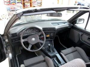 Immagine 2/10 di BMW 325i (1987)