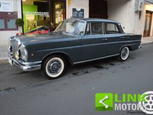 Immagine 6/10 di Mercedes-Benz 220 SE b (1960)