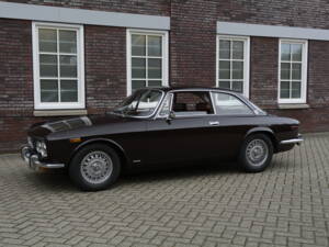 Image 4/22 de Alfa Romeo 2000 GT Veloce (1974)