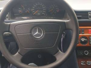 Bild 10/24 von Mercedes-Benz E 280 T (1995)