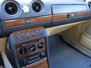 Immagine 9/22 di Mercedes-Benz 230 CE (1983)