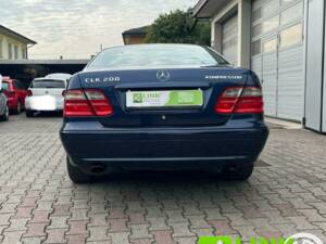 Image 10/10 de Mercedes-Benz CLK 200 Kompressor (2000)