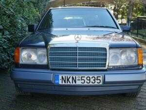 Image 6/7 of Mercedes-Benz E 200 (1993)