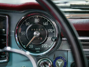 Image 10/24 of Mercedes-Benz 230 SL (1966)