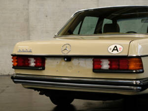 Image 6/24 de Mercedes-Benz 230 E (1982)