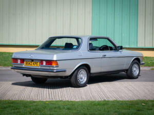 Immagine 5/28 di Mercedes-Benz 230 CE (1984)