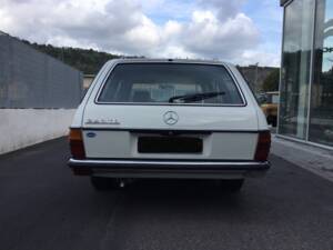 Immagine 6/39 di Mercedes-Benz 240 TD (1983)