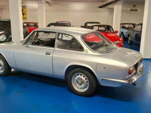 Image 2/37 of Alfa Romeo Giulia GT 1300 Junior (1975)