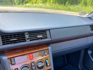 Image 29/31 of Mercedes-Benz E 220 (1994)