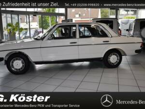 Image 3/15 de Mercedes-Benz 200 (1980)