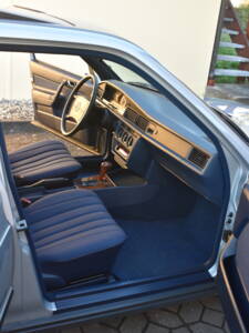 Image 6/18 of Mercedes-Benz 190 E 2.6 (1987)
