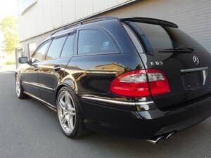 Image 28/98 of Mercedes-Benz E 63 AMG T (2008)