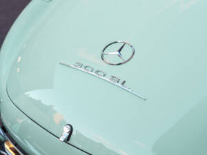 Image 14/26 of Mercedes-Benz 300 SL Roadster (1963)