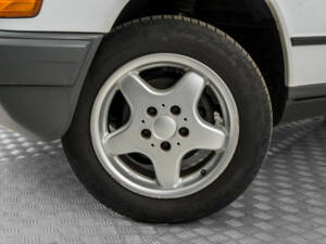 Bild 4/50 von Mercedes-Benz 190 D (1986)